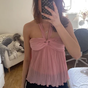 Rosa zara topp - Jättefin rosa topp från zara. Säljer då den är liten på mig💕 Knappt använd och helt slutsåld på hemsidan