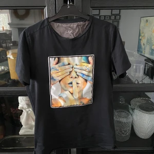 Limitato t-shirt - Säljer min Limitato t-shirt då den är lite för stor för mig. Den är strl M och är superfin. Sparsamt använd och inga deffekter. Tuvärr inget og.