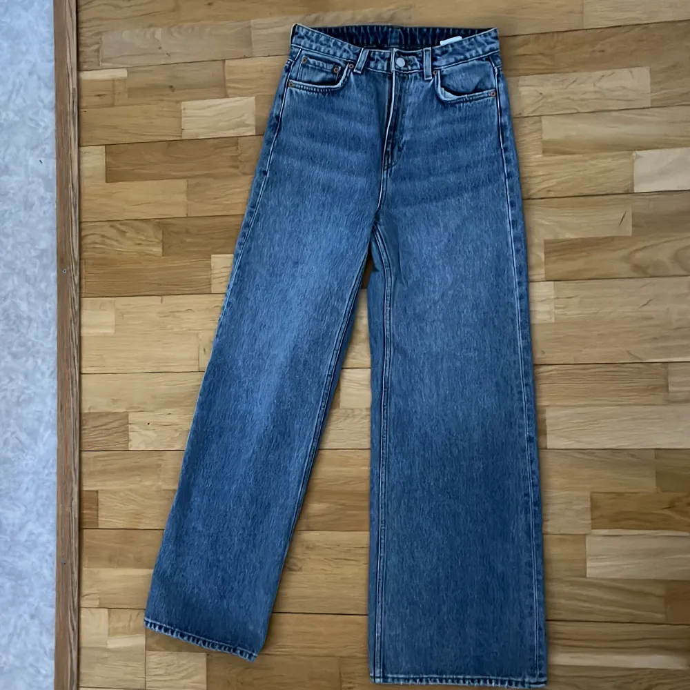 Nästan aldrig använda mellanblåa jeans i bra kvalitet. . Jeans & Byxor.