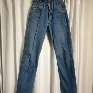 Säljer dessa skitsnygga Levis jeans storlek 27/34