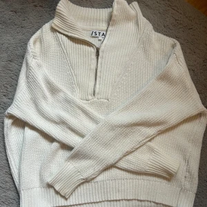 Stickad tröja - Super mysig vit zip tröja som tyvärr ej andvänds💕