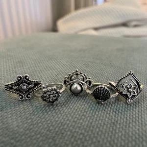 5 ringar set - Ett set av 5 silver ringar. Använd köp nu!
