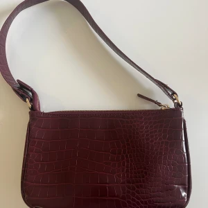 Väska  - Lila röd väska, som ny!  