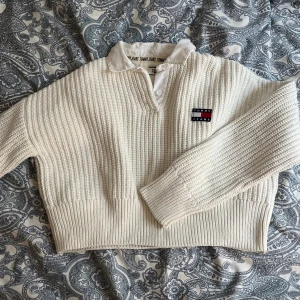 Stickad tröja  - Super snygg stickad tröja!🤍 knappt använd och super bra skick! 