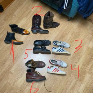 Skor blandat - 1. Cowboyboots flammor 42 - 350kr 2. Höga boots 42- 350kr 3. Adidas bekenbauer edition 42- 400kr 4. Adidas city series ”Moscow” 42- 350kr 5 Dr. Martins Adrian loafers 42 500kr 6. Vagabond vandrarboots 42- 150kr 