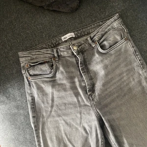 Zara jeans - Jeans från zara med slits. Lite slitningar längst ner, se sista bilden. Storlek 44