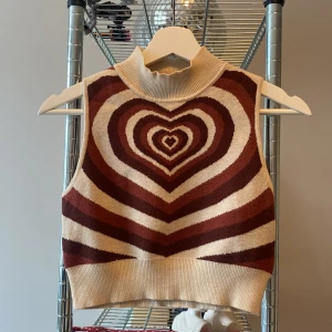 Polotopp - Topp med polokrage med jättefint mönster, i storlek S