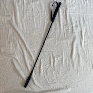 Svart ridspö - Svart ridspö i bra skick, är trasigt där nere ”bild 2”