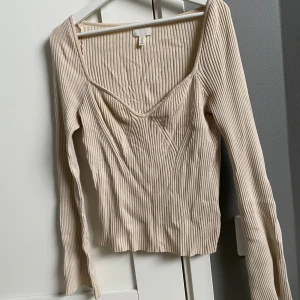 Urringad tröja  - En fin urringad topp från H&M. Lite skrynklig på bilen men går att stryka och få slät igen. Sann till storleken. 