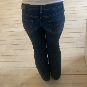 lågmidjade vintage jeans💫 - Lågmidjade vintage jeans som är utsvängda med gulliga fickor. Köpte jeansen i Paris och är från märket X2 i storlek w31. Innerbenslängden är 72 och midjan är 37 tvärs över. Sitter perfekt på mig som är 161cm💓