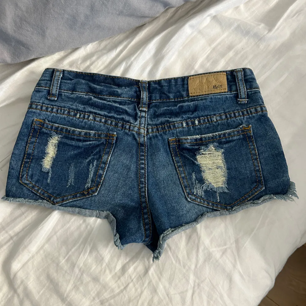 Jeans shorts med snygga detaljer. Dem är i bra skick och dem säljs inte längre. Hör av er om ni har frågor💕💕tryck gärna på köp nu❣️. Shorts.