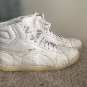 Puma skor - Säljer dessa Puma first round skor som är skit coola men som tyvvär inte passar längre tror inte man kan köpa dom längre men om man skulle tvätta dom så skulle dom se mycket bättre.det står ingen storlek men skulle gissa 39