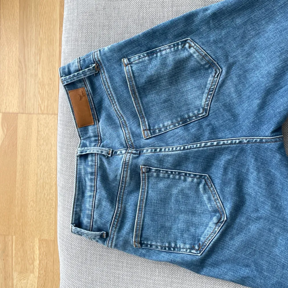Stretchiga, utsvängda jeans i bra skick! Lite långa i modellen.. Jeans & Byxor.