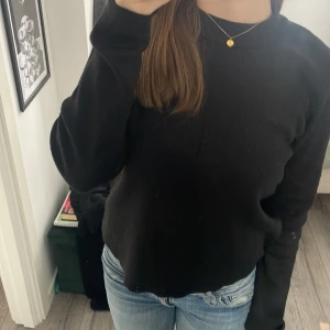 Glittrig svart stickad tröja - Säljer en glittrig svart tröja i storlek M från Carin Wester i bra skick💞💞