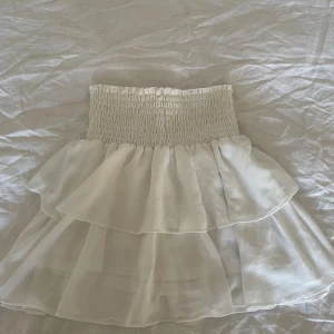 Chelsea kjol - Volang kjol från Chelsea. Nästan aldrig använd och i ny skick. pris kan diskuteras, skriv privat för fler bilder.