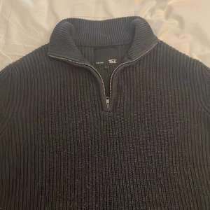 Halfzip  - 7/10 skick, inga hål eller liknande 