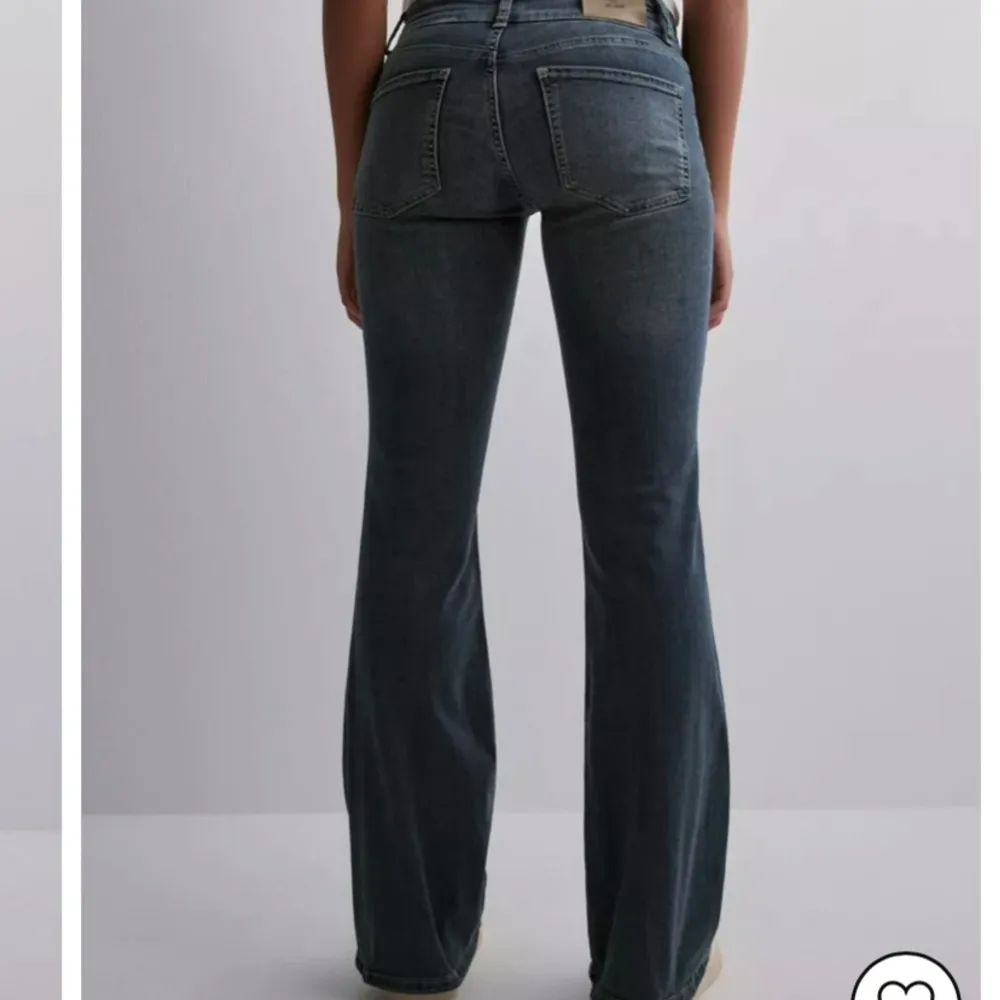 Säljer nu dessa supersnygga jeansen från Nelly då dom tyvärr är för små. Aldrig använda, och även en perfekt blå färg nu till våren🌟. Jeans & Byxor.