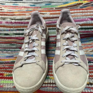 Pastell lila Adidas  - Sparsamt använda💜