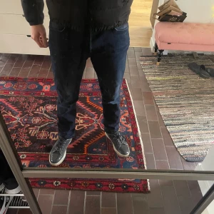 Lee Jeans - Ett par snygga Lee Jeans! Byxorna är i storlek W31 L32 Modellen på bilden är 182cm och väger cirka 75kg Skriv privat om mer bilder/info