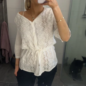 Spets blus - Knappar längst hela blusen så att man kan välja själv hur man vill ha den. Snörning i midjan vilket gör den väldigt fin i ryggen. Osäker på ifall jag ska sälja. Står ingen storlek men gissar på xs/s❤️ 