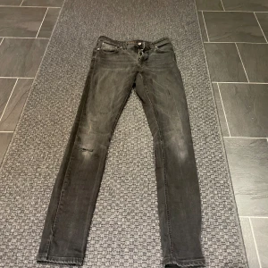 Nudie jeans slim fit - Riktigt feta nudie jeans i slim, 28/32. Fet slitning under knät. Tveka inte att skriva om ni har frågor mvh Axel 