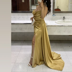 Satinkläning  - Balklänning  använd endast en gång. Ny pris 2800kr, säljs för 1700kr. 