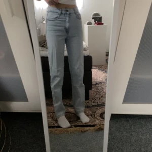 Jeans från zara - Ljusblåa, högmidjade och raka  jeans från zara. Köptes för något år sedan så är välanvänd😅 passar inte riktigt mig längre. Inga tecken på skador och skriv om ni har frågor!
