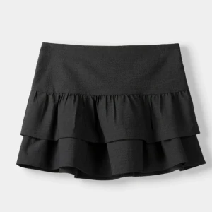 Volangkjol svart🤗🤗 - Nyskick, inga defekter förekommer💞  obs!! Den som är på bilden i annonsen är inte den exakta jag säljer, den modellen jag säljer säljs inte längre! Den i annonsen är den mest liknande jag kunde hitta💗💗