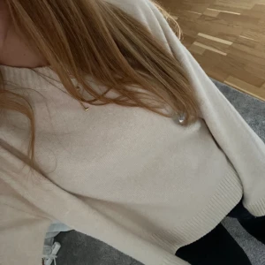 Vit stickad tröja - Superfin och mysig vit stickad tröja från stradivarius! Ganska nyköpt och nästintill oanvänd💗