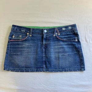 lågmidjad jeanskjol💕 - midja 45 cm rakt över o längd ca 32 cm💕defektfri! för stor för mig så håller in i midjan men storlek L 