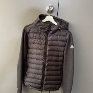 Moncler cardigan - Säljer en moncler cardigan perfekt inför sommaren. Väldigt bra skick Storlek S Kan gå ner i pris vid snabb affär