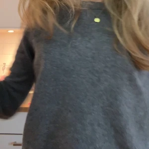 Soft goat tröja - En grå Kashmir tröja ifrån soft goat i storlek S, har slits ner till på armarna🥰 Lite lagad på armen men det syns knappt (se sista bild)