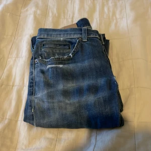 Dondup George  - Har är ett par skit fräscha dondup George jeans. De är i ett väldigt sparsamt skick de är använd ett fåtal gånger. Nypris är runt 2500 vårat pris 899. Priset är ej hugget i sten! Mvh north-resell.