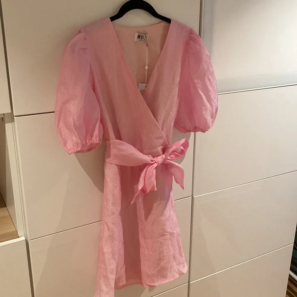 Så söt rosa klänning med puffärmar och band i midjan. Aldrig använt. Stl 38 men passar mig som har 36. . Klänningar.