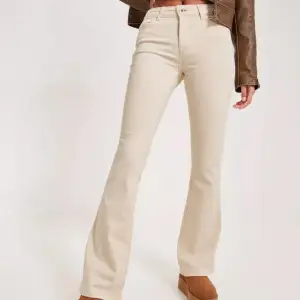 Dessa är ett par mid waist flared jeans. Jeansen har en jätte fin beige färg, och har bara används en gång! Ordinarie pris på jeansen är 549kr, men jag säljer dem för 140kr✨