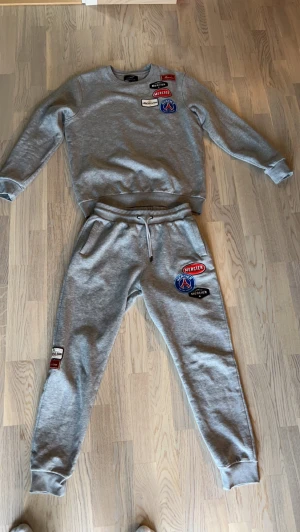 Merciee tracksuit - Mercier tracksuit byxor M o tröja L aldrig använd