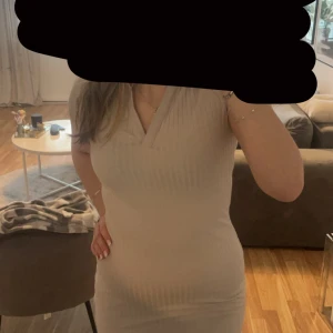 Klänning - En söt klänning storlek M men passar även s den är aldrig använd 