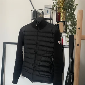 Moncler Zip-Up Cardigan - Säljer min sjukt eftertraktade vår jacka från märket Moncler, denna är använd väldigt sparsamt därför finns inga dekaler eller repor mm.  Pris kan diskuteras, tveka inte att höra av dig om du vill ha mera bilder eller vid allmänna frågor, mvh 