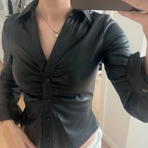 Skinn topp  - Skitsnygg skinn topp, aldrig använd💛 Kom privat för fler bilder! 