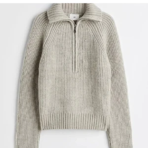 Stickad Tröja  - En stickad tröja ifrån hm i en ljusgrön/beige färg. Endast använd en gång!!