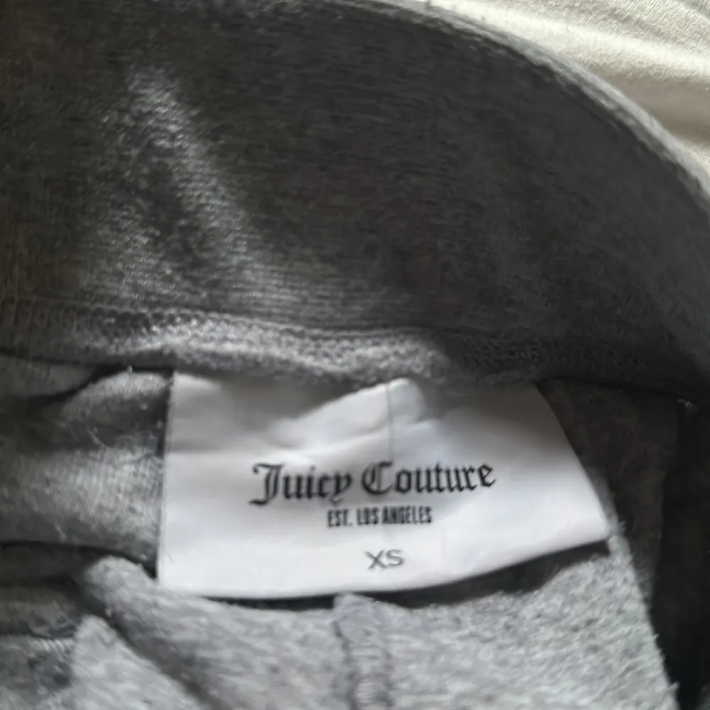 Juicy Couture mjukisset i färgen grå stl XS. Inte bästa skicket därmed säljer för 500kr nypris är 2100kr. . Hoodies.
