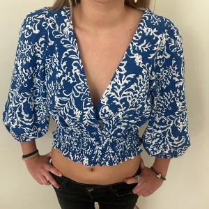 zara topp  - super söt zara blus köpt för en år sedan, endast testad💞 nypris 380