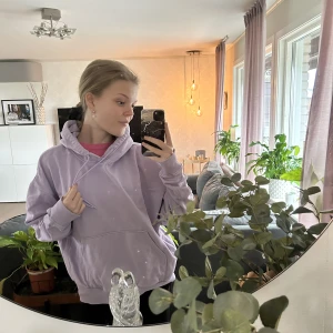 Lila hoodie weekday - Säljer denna pärla, köpt från Weekday🩷