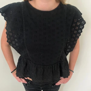 zara blus - super fin zara topp köpt för flera år sedan men är i bra skick 💞 storlek 152 men passar en xs-s 