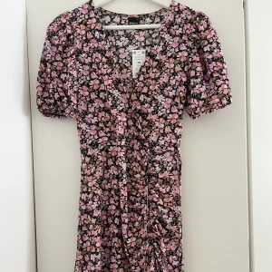 Blommig klänning - Blommig sommarklänning från Gina tricot. Lapparna kvar! 