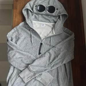 Fin hoodie, knappt använd, säljer för att jag har tröttnat. Kvitto finns, pris går att diskutera.