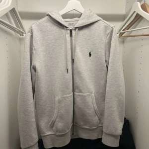 Polo ralph lauren - Hej, försöker sälja min kompis snygga polo Ralph lauren zip up. Skicket är nästan helt oanvänd, inga skador eller märken! Nypris ligger på 1799kr. Skriv för frågor eller funderingar!!