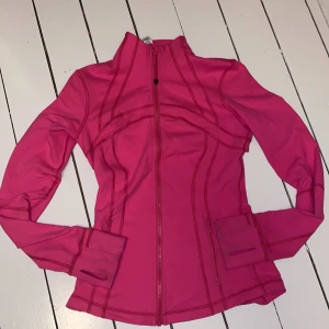Lululemon define jacket 💗 -   Lululemon träningsjacka/definejacket i en jätte fin rosa färg. Köpt på NK för mindre än ett år sedan och kostar runt 1300 ny. 💗 I nyskick och knappt andvänd. Den är en storlek 4 men passar som en XS. Säljer pga att den inte passar längre 💗 