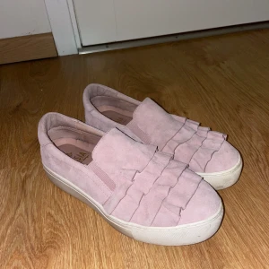 Vackra loafers - Skorna har använts ett fåtal gånger, de är normala i storleken!