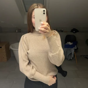 Tjock tröja  - Tröja från Only, vet inte riktigt storlek men den passar mig som är Xs/S